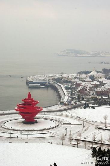 青岛下雪,降雪后的五四广场银装素裹