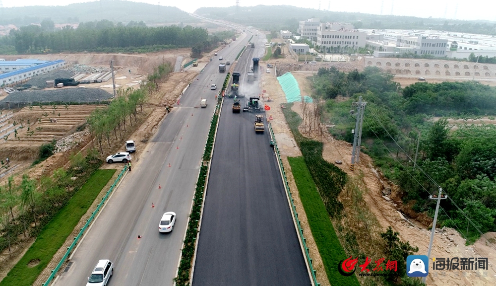 西海岸新区:开城路西段改造提升工程二标段进行道路上面层沥青摊铺