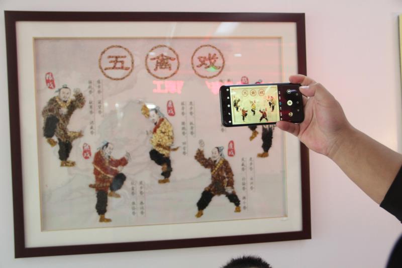 海慈门诊大厅举办中医药画展 别具一格传播中医药文化