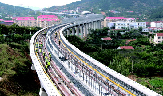 地铁11号线实现轨通,道路两侧风景秀美.