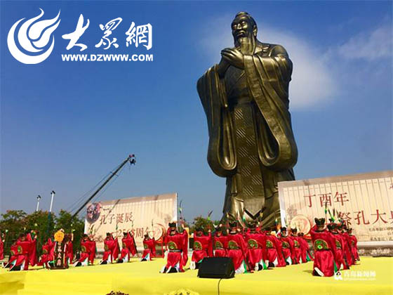 胶州市在孔子文化广场盛大举行了丁酉年全球祭孔大典,千名中小学师生