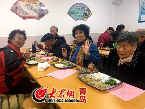 老年人在食堂用餐