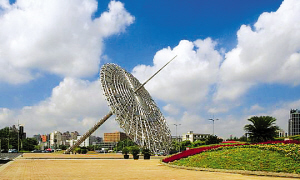 陈逸飞环境艺术公司创作的日晷雕塑矗立在浦东世纪大道上