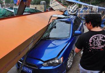 一辆汽车被砸毁。1 大众网记者 熊戈措 摄.jpg