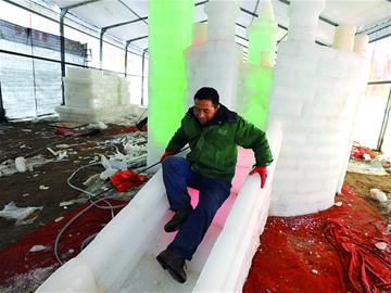 彩色冰城堡将亮相萝卜元宵糖球会 哈尔滨冰雕师开凿