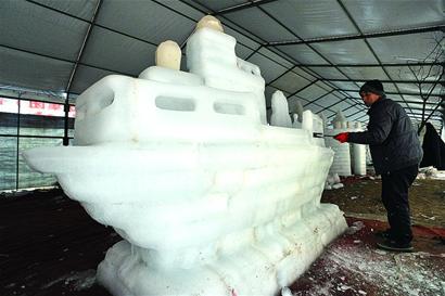彩色冰城堡将亮相萝卜元宵糖球会 哈尔滨冰雕师开凿