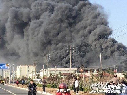 即墨鹤山工业园一地毯厂疑似发生爆炸 消防已赶往现场