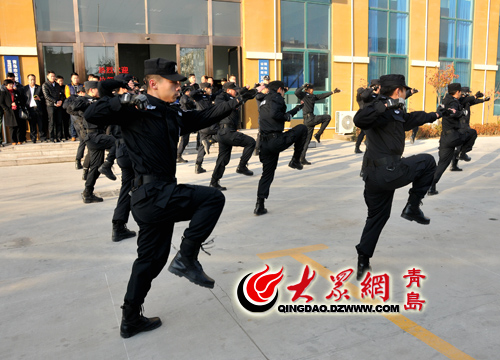 开发区警员在为市民表演警体拳.