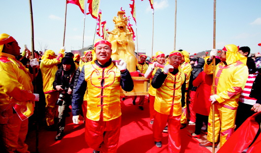 田横祭海节山东头会场昨举行祭海仪式(图)_青岛新闻_青岛大众网