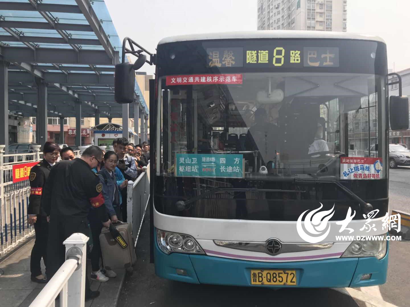 在青岛长途汽车站,乘客纷纷走上隧道8路公交车