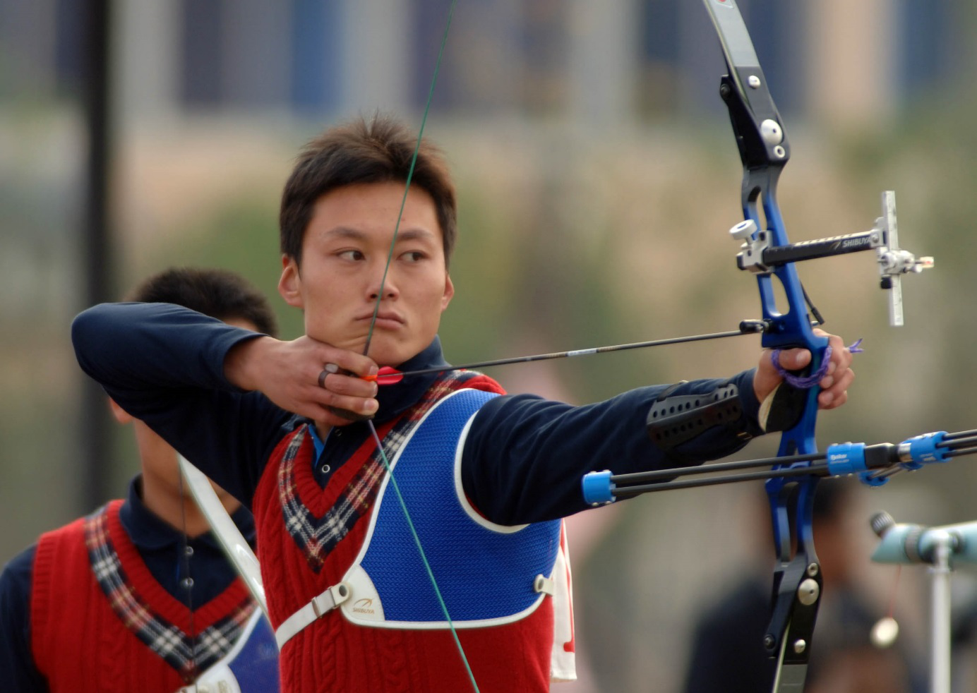 2008年奥运会男子射箭团体铜牌获得者姜林在比赛中