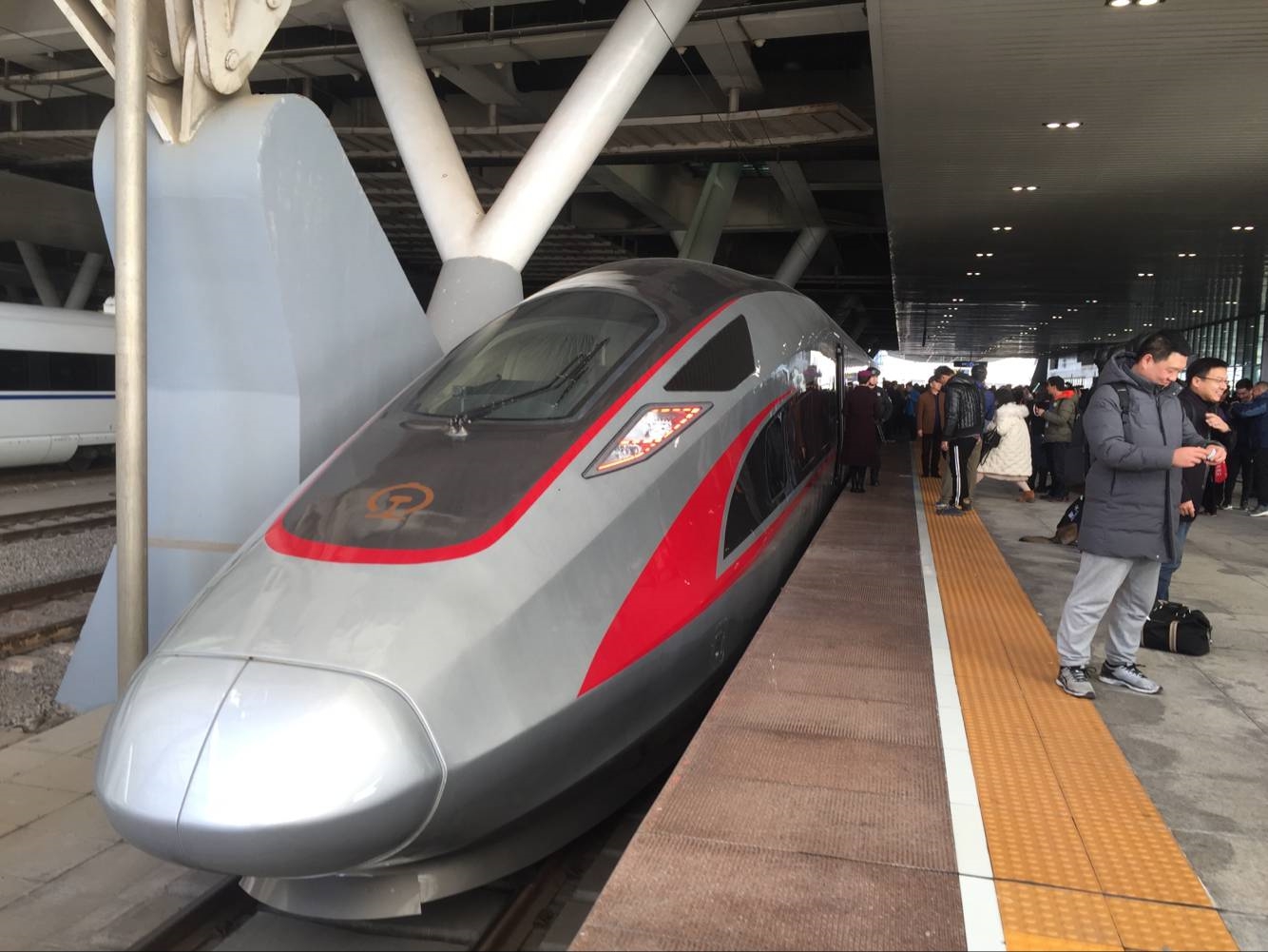 最高运营时速350公里，“青岛造”雅万高铁动车组正式开行 | 极目新闻