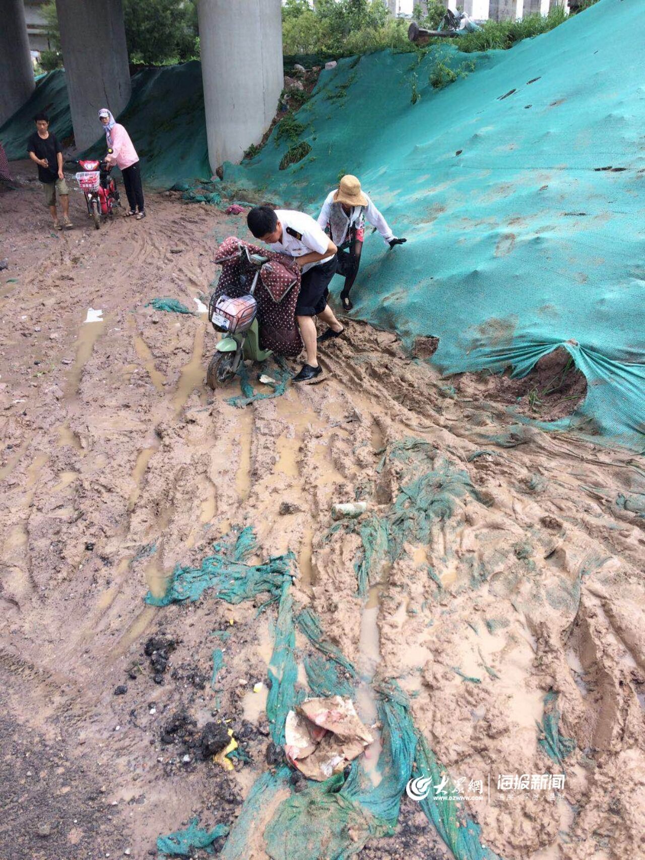 暴雨后的感动774路两名驾驶员赤脚蹚水2小时护送市民过积水路段