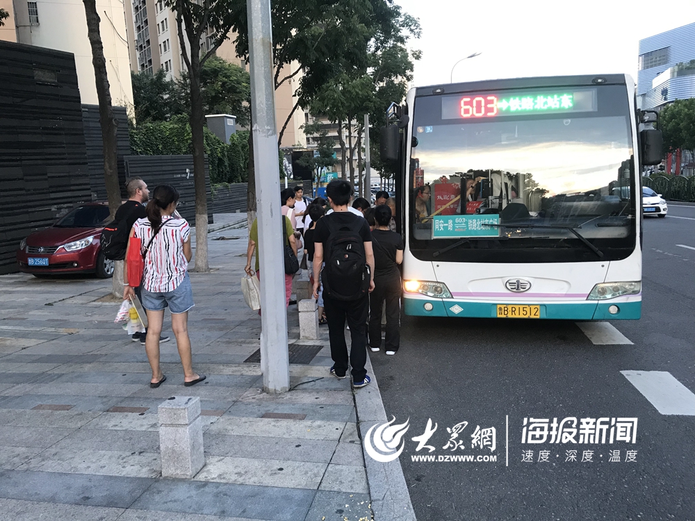 乘客乘坐603路公交车.