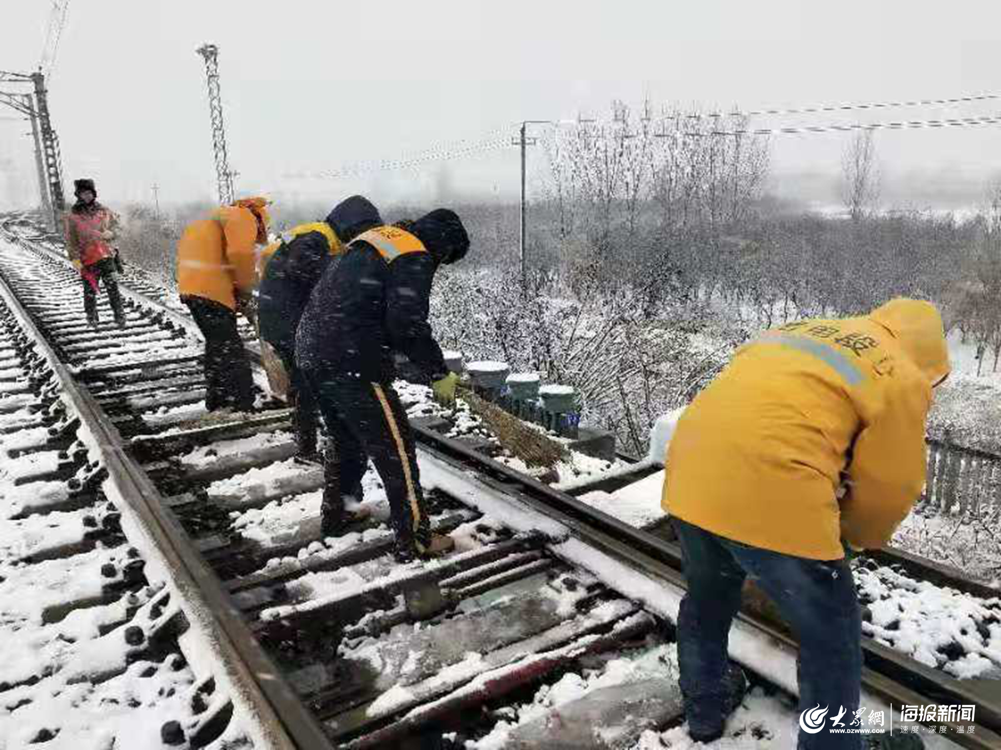 青岛电务段滨州车间职工除雪