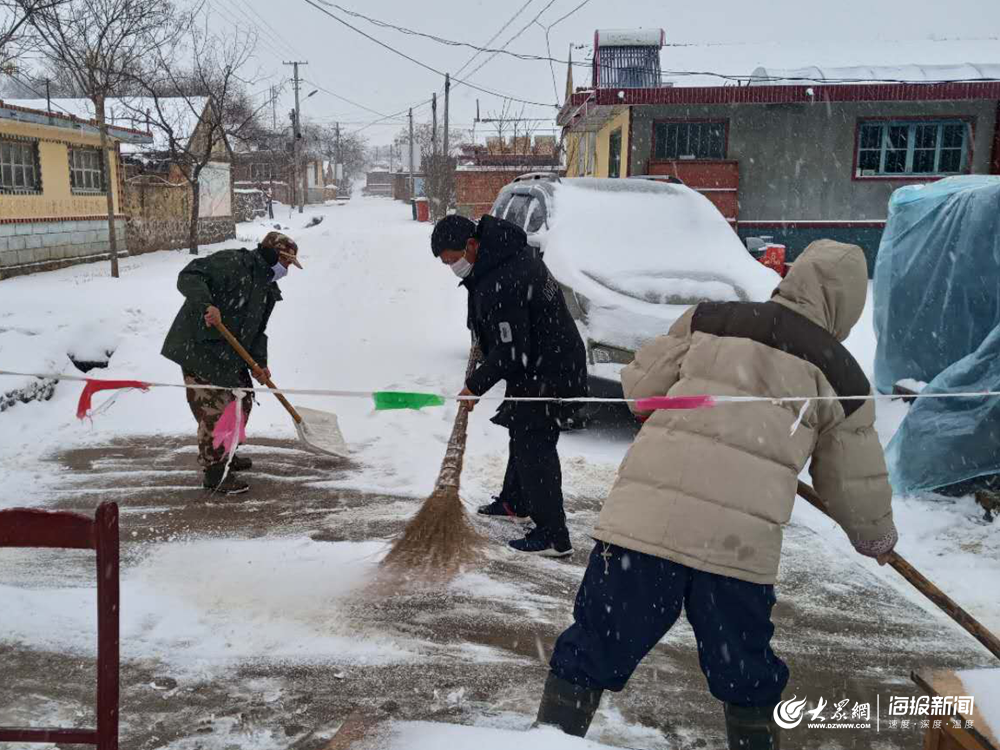 医护人员纷纷加入清除雪路保护大家出行安全的队伍中.疫情防控