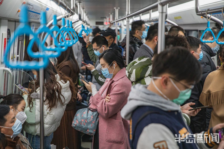 早高峰恢复繁忙青岛地铁多条线路压缩行车间隔