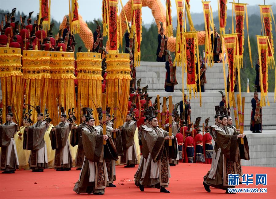 戊戌年清明公祭轩辕黄帝典礼在陕西省黄陵县桥山黄帝陵祭祀广场举行