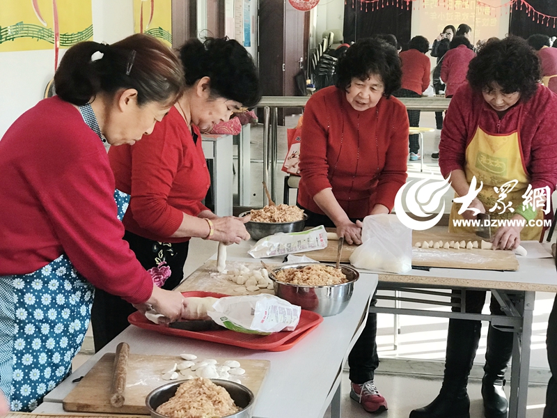 包饺子过小年 湛山街道秀湛路社区开展送温暖活动