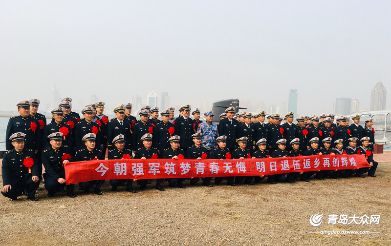 舍不得军装更舍不得这份职业海军驻青某基地130余名老兵今挥泪退伍