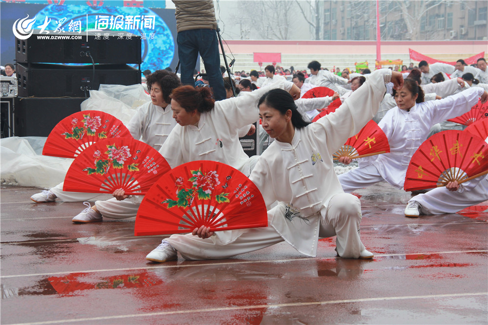 老人们的太极舞和太极扇表演,动作舒缓大气,张弛有力,展现出丝毫不输