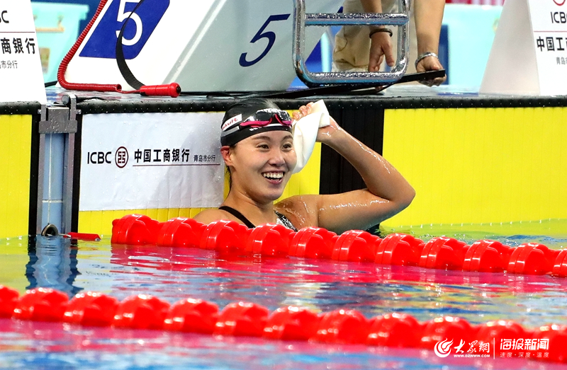 傅园慧险胜陈洁夺女子100米仰泳冠军 表情包上线萌化全场