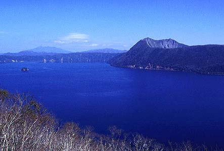 阿寒湖是個周長約26公里的湖泊,湖畔滿是溫泉旅館的溫泉街,夏季的主要