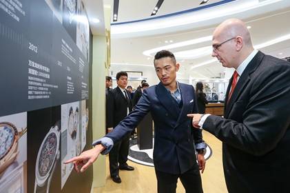 R:\Lifestyle_SH\MontBlanc\2015\01. Project\08. Qingdao Road Show\Photo\Qingdao City Attack_PR Photo (low resolution)\1- to online only\11-йܾ˼(Aris Maroulis)йƷƴʹֵιչ(1).jpg