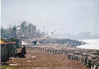 台军檞树防空导弹由空射响尾蛇飞弹改装为陆设型,今年三月在九鹏基地试射,发生脱锁且反锁定岸上目标回击的惊险事件,图为檞树飞弹过去在火力展示期间发射的情况。图片来源:台湾《联合报》