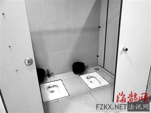 男厕情侣间一个厕所间两个并排的蹲位图