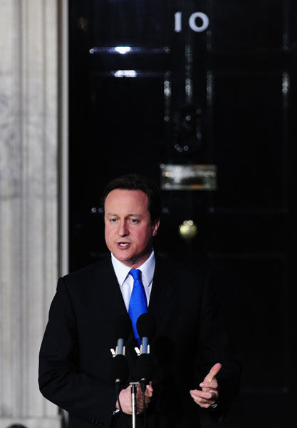 卡梅伦就任英国首相为英200年来最年轻首相