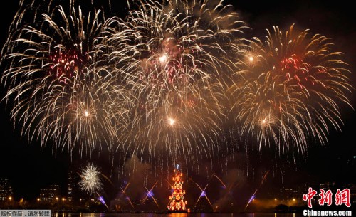 巴西里约热内卢1日为世界上最大的水上圣诞树举办隆重的点灯仪式。图为焰火秀。 巴西里约热内卢1日为世界上最大的水上圣诞树举办隆重的点灯仪式。图为焰火秀。