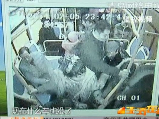 青岛突降大雪 公交车特事特办招手即停 青岛突降大雪 公交车特事特办招手即停