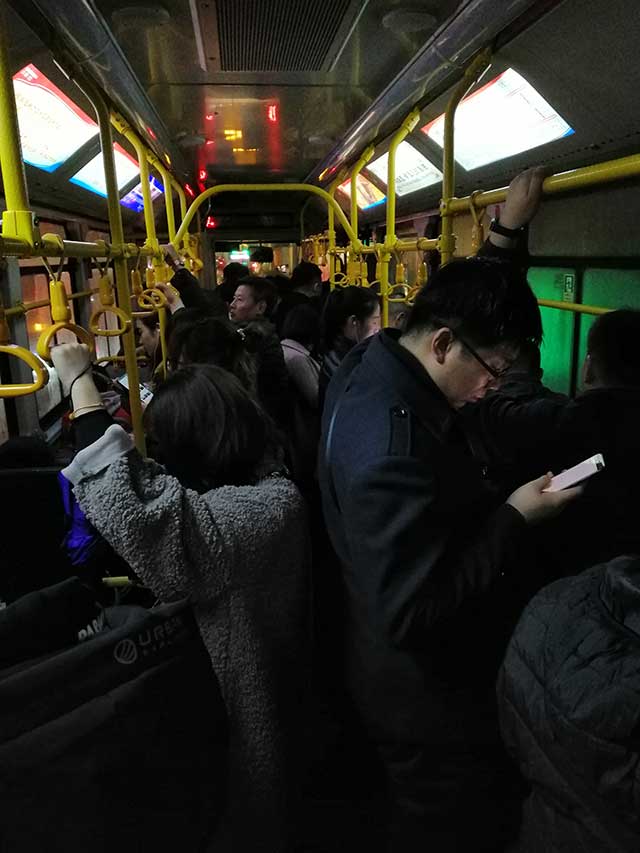 晚上坐公交车的照片图片
