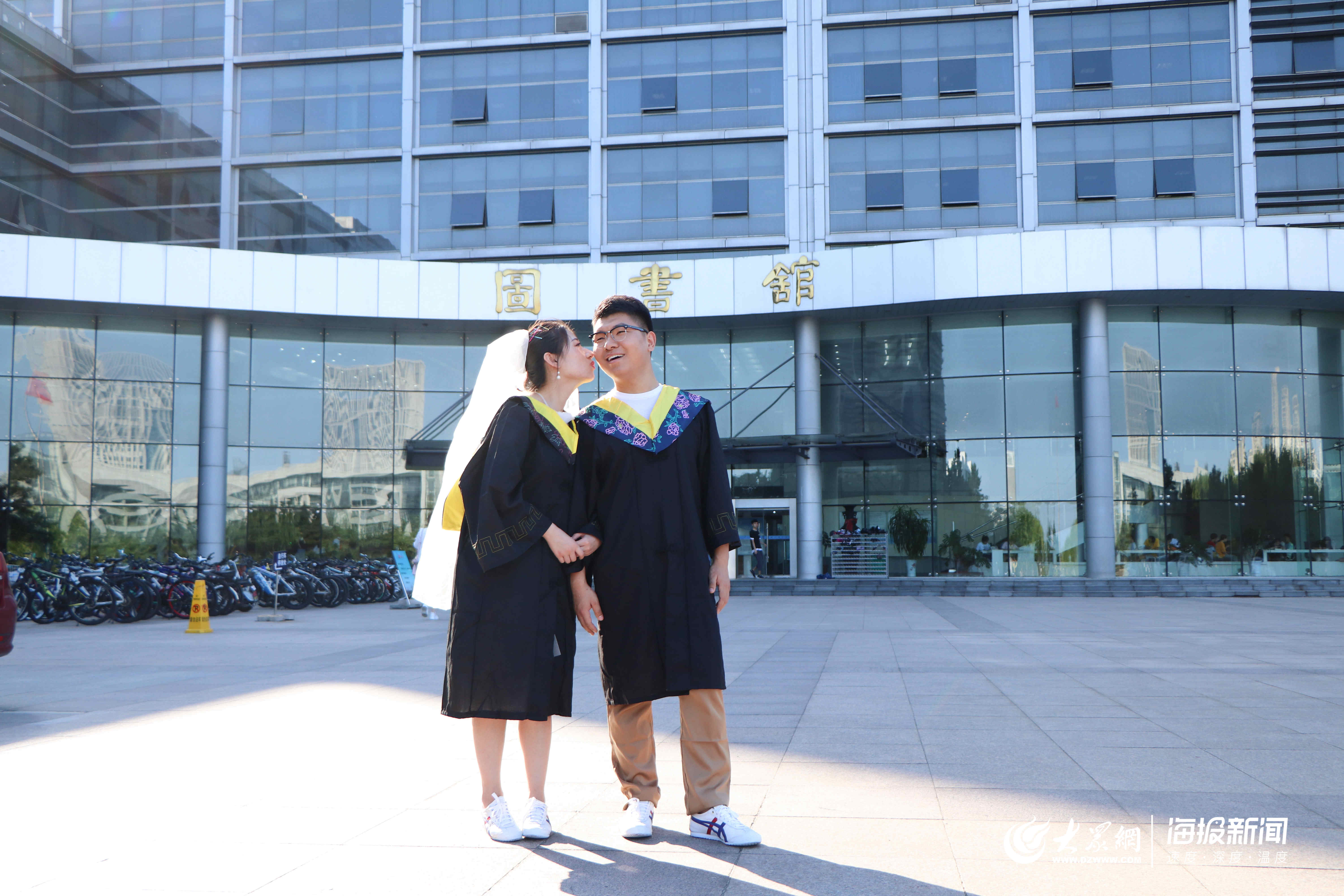 记录爱情长跑：石大学子毕业四年返母校拍婚纱照（多图） - 海报新闻