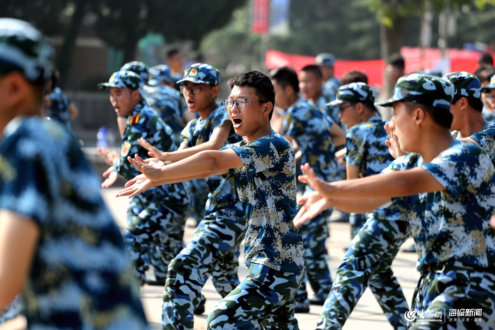 青島科技大學新生練習軍體拳