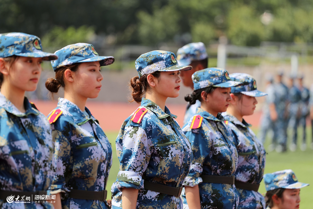 女生军训站军姿图片