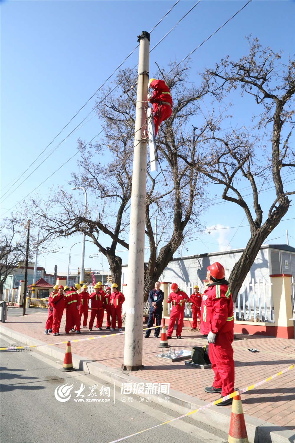 保冬运!青岛"电车医生"亮绝活 首次举行爬杆比武