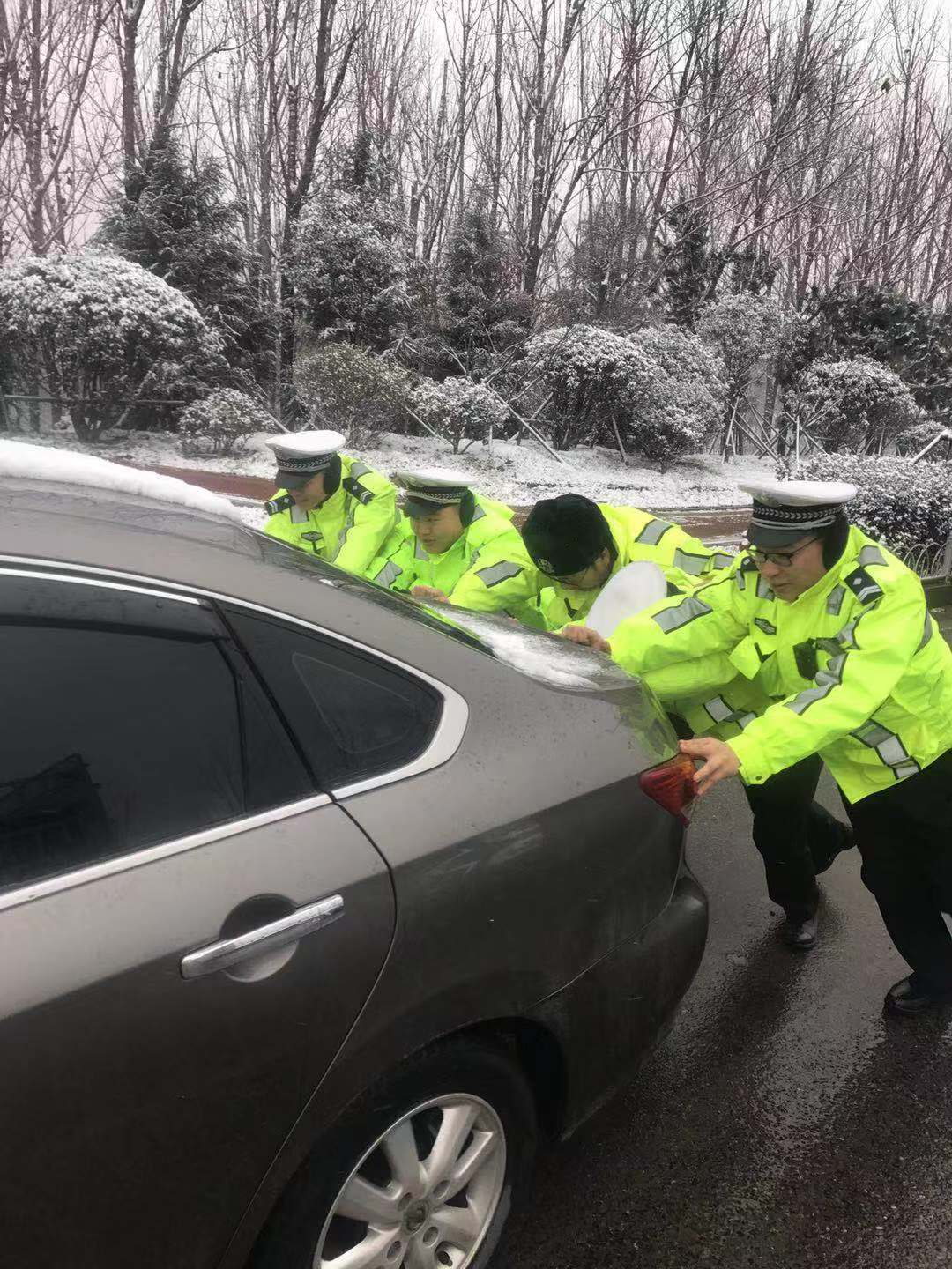 多图直击:青岛交警雪中执勤 你们的身影最美