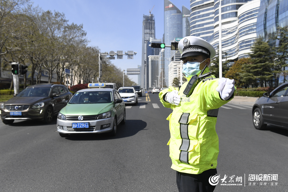 市南交警在辖区指挥疏导车辆