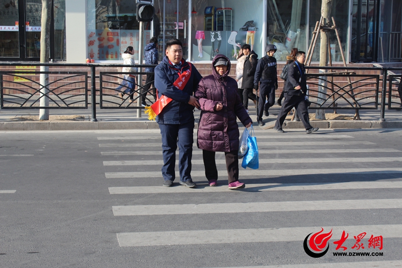 公交志願者扶老人過馬路.