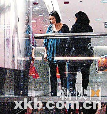 黎姿挺大肚选购珠宝 小心翼翼全程慢动作(图)