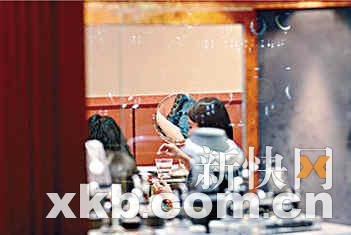 黎姿挺大肚选购珠宝 小心翼翼全程慢动作(图)