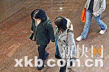 黎姿挺大肚选购珠宝 小心翼翼全程慢动作(图)