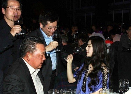 范冰冰蓝色长裙露玉臂 与高层豪爽对饮