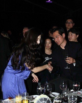 范冰冰蓝色长裙露玉臂 与高层豪爽对饮