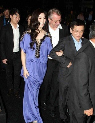 范冰冰蓝色长裙露玉臂 与高层豪爽对饮